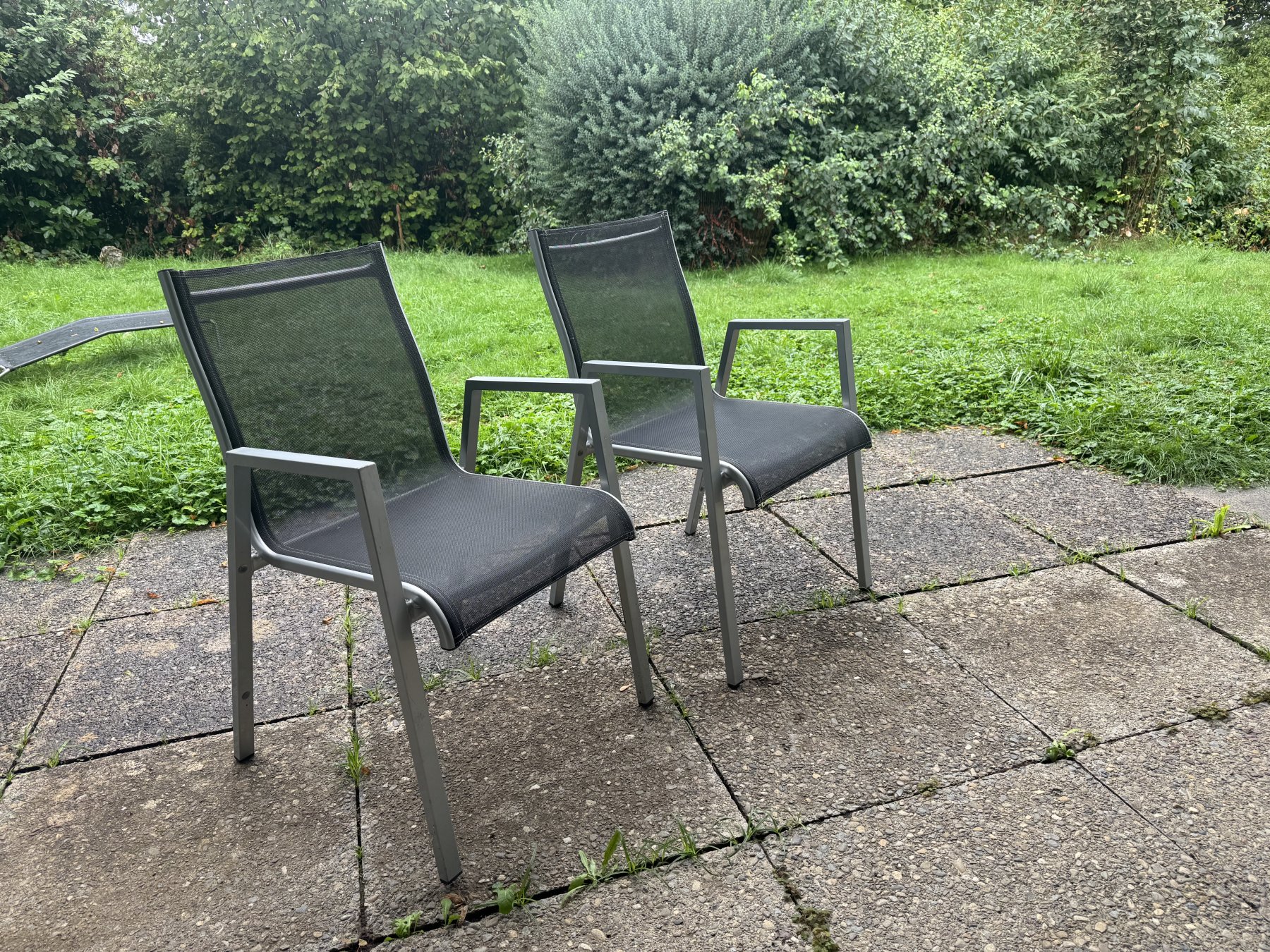 Zwei robuste Stühle für Garten oder Terrasse.
